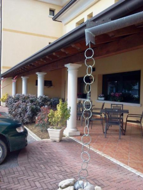 Отель Albergo Al Portico  Аццано Дечимо